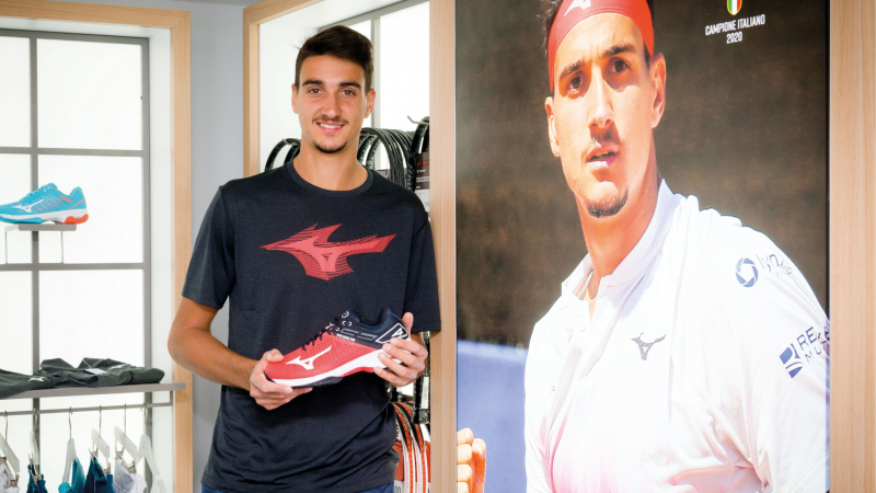 Lorenzo Sonego, il volto del tennis torinese nel mondo veste Mizuno |  TorinoMagazine