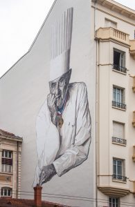 Il grande murales raffigurante Paul Bocuse è posizionato di fronte alle sue “Halles” - Viaggio a Lione