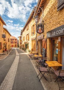 Il villaggio di Oingt è tra i più affascinanti del Beaujolais - Viaggio a Lione