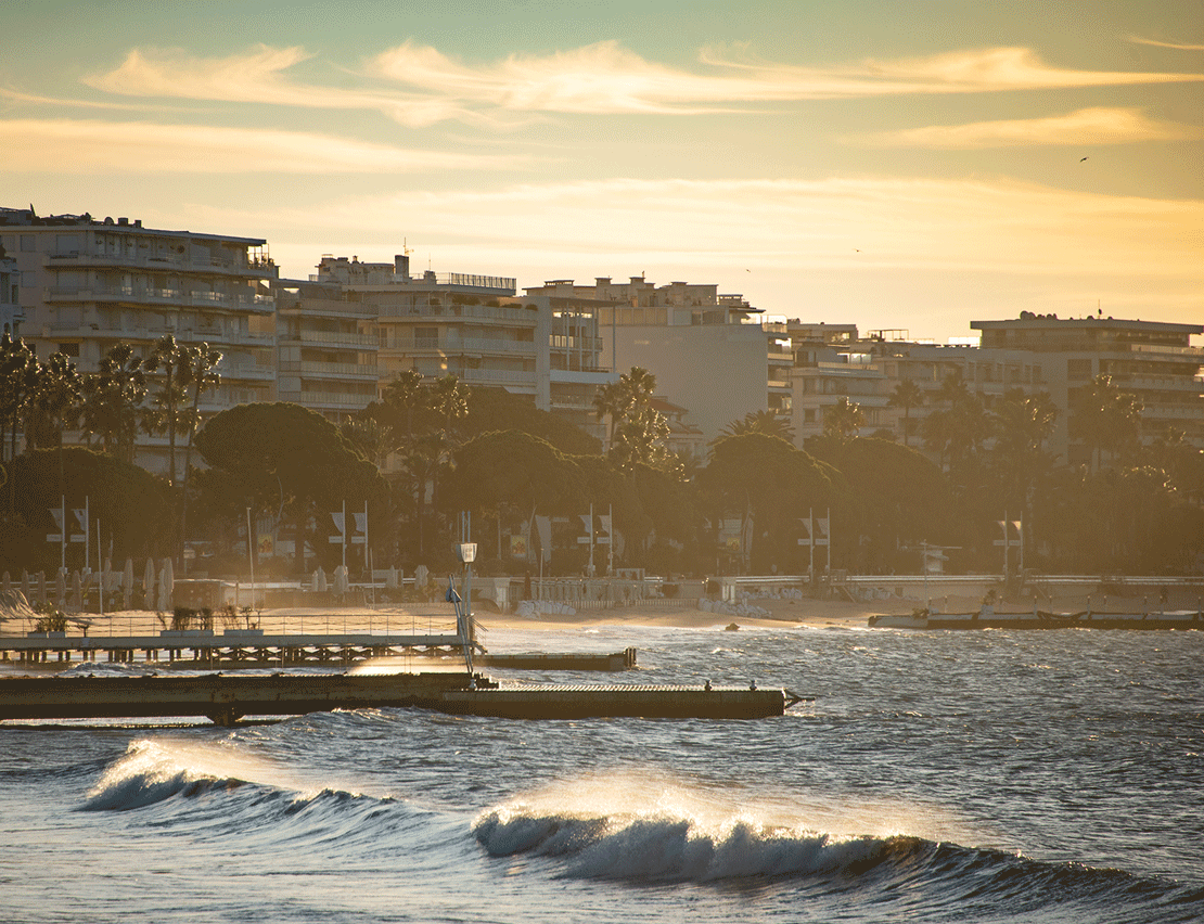 Mare d'inverno - Quando a Cannes arriva il tramonto, è il mare, con le sue onde, a ricordare il passato marinaio della città