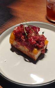 Riparte il ristorante di Edit - Steak tartare con pan brioche, cipolla caramellata, tuorlo d’uovo affumicato