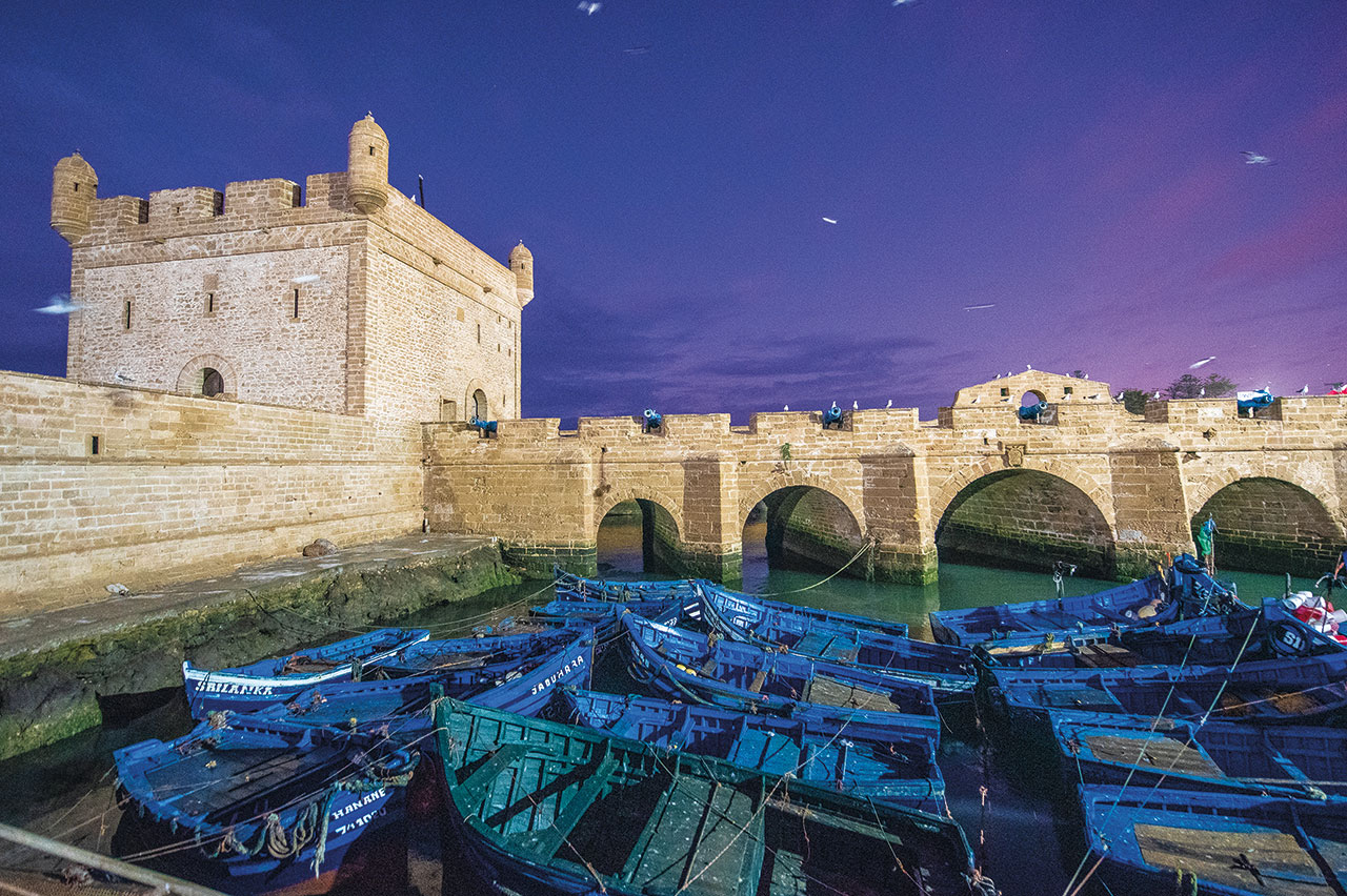 Marocco - I bastioni di Essaouira sembrano proteggere il porto