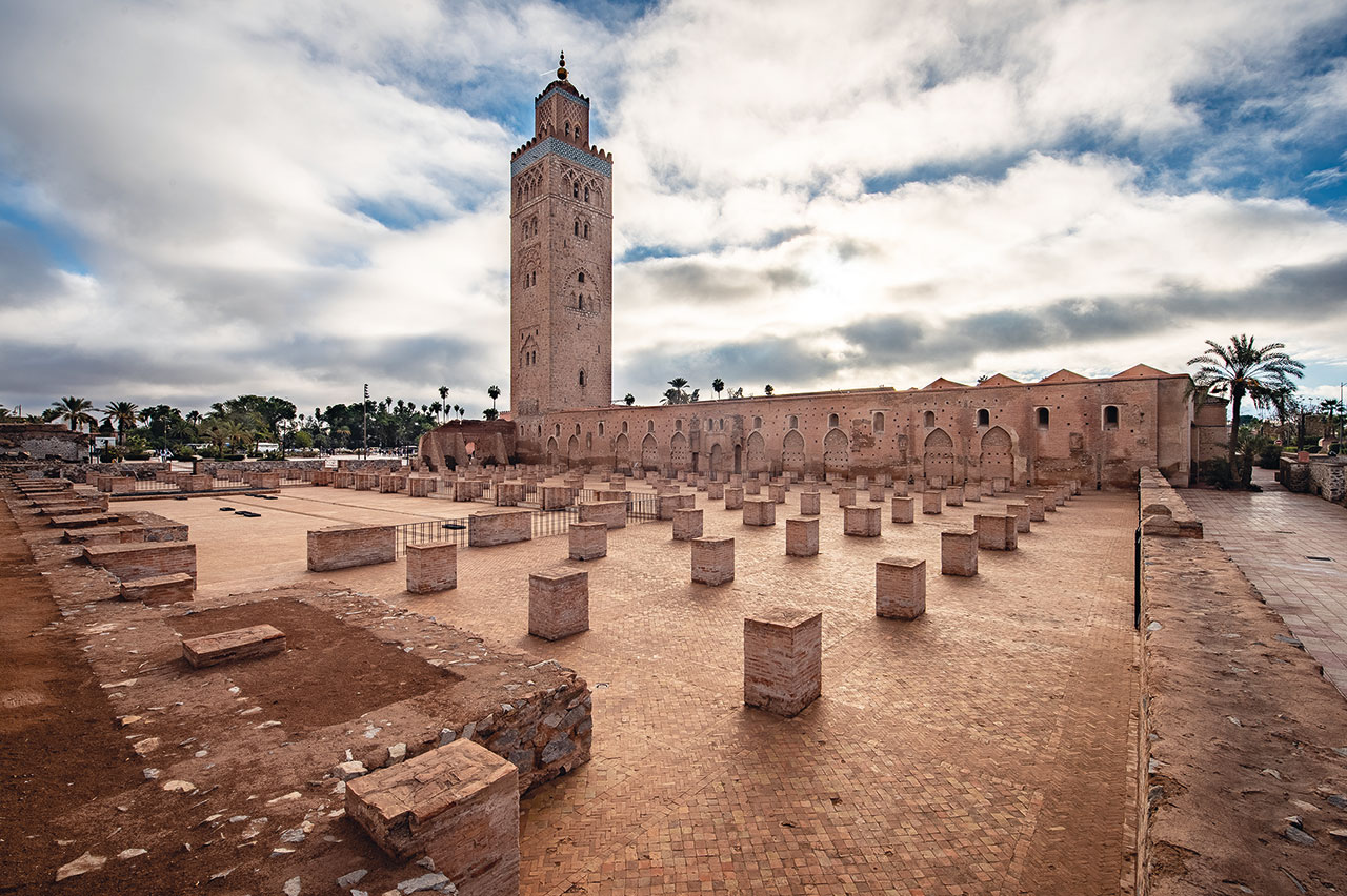 Marocco - Dalla moschea della Koutoubia si alzano i 69 metri del minareto, il tetto e il simbolo di Marrakech