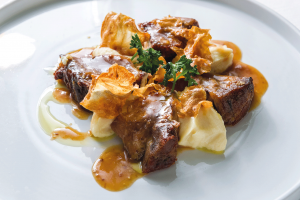 Ca' Mia - Capocollo di maialino cotto a bassa temperatura con purea di sedano rapa e demi-glace alla senape