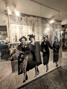 Cracovia + Varsavia - Le installazioni tecnologiche, le proiezioni e gli allestimenti rendono il museo collocato nella fabbrica di Schindler un luogo vivo della memoria