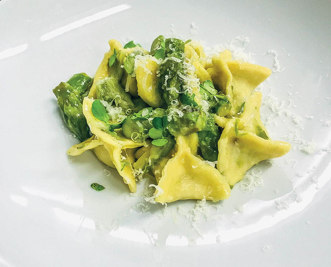 Fagottini ripieni di ricotta, limone e maggiorana con punte di asparagi e pecorino - Stasera Cucino Io