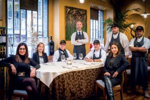 La famiglia Chiarenza insieme al team del ristorante - Giovanni Ristorante