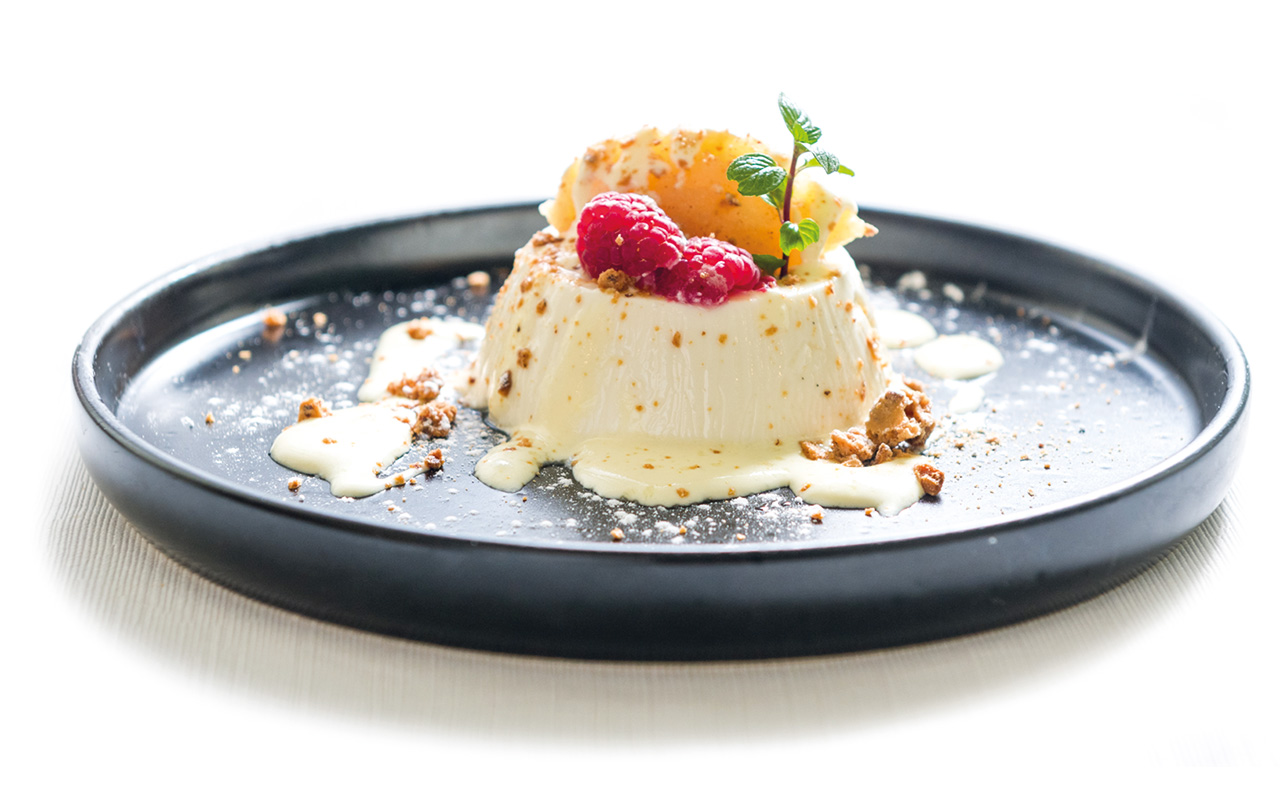 Ca’ Mia - Madamin panna cotta alla vaniglia con mele renette, crema al Calvados e crumble di nocciole
