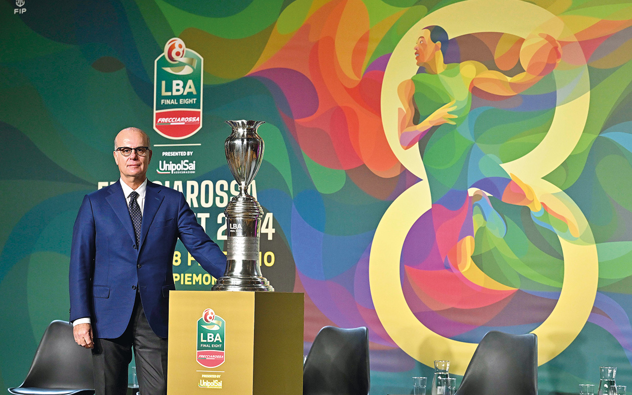 Umberto Gandini con il trofeo della Coppa Italia