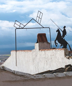 Castiglia-La Mancia - La silhouette di Don Chisciotte sbuca tra le candide architetture di Campo de Criptana