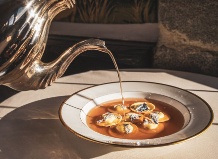 Festa della donna 3 protagoniste in cucina - Bottoni di gallo ruspante della Cascina Eremiti, cavolo verza e il suo brodo (Erika)