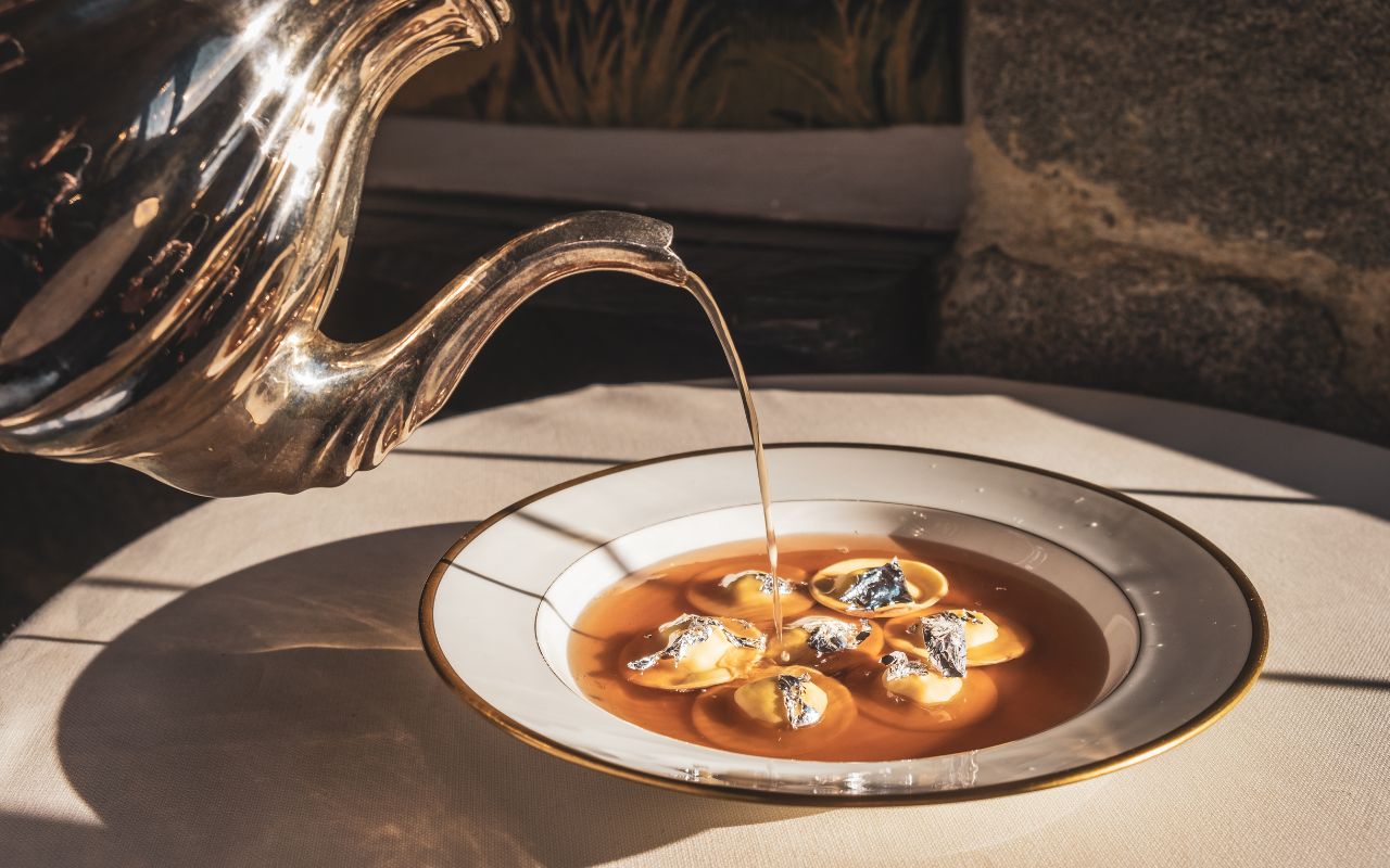 Festa della donna 3 protagoniste in cucina - Bottoni di gallo ruspante della Cascina Eremiti, cavolo verza e il suo brodo (Erika)