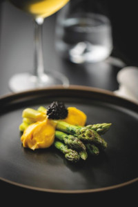 Tratto ristorante - Asparagi, salsa bernese e caviale