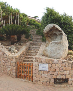 Bimar - L’ingresso della villa di Portobello di Gallura in Sardegna, e la vista dalla casa