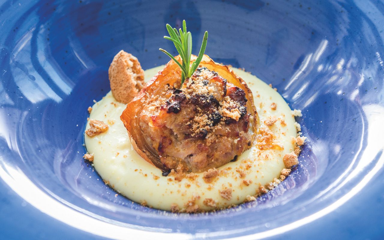 Ca’ Mia - Cipolla di Andezeno ripiena di salsiccia e amaretto con fonduta di toma d'alpeggio