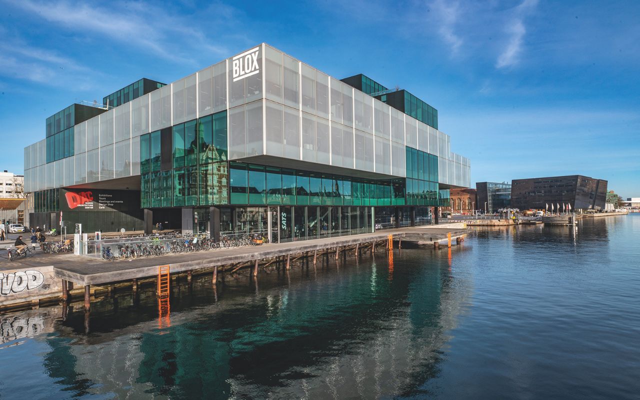Copenaghen - Edifici contemporanei che degli spettatori in tempi rapidissimi sembrano emergere dal mare