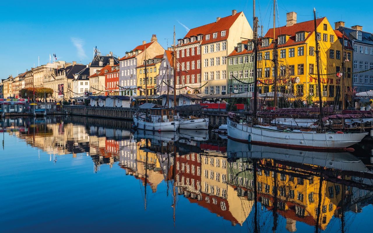 Copenaghen - Il canale di Nyhavn è un luogo senza tempo, uno spazio consegnato a una fiaba marina che incanta i visitatori da sempre