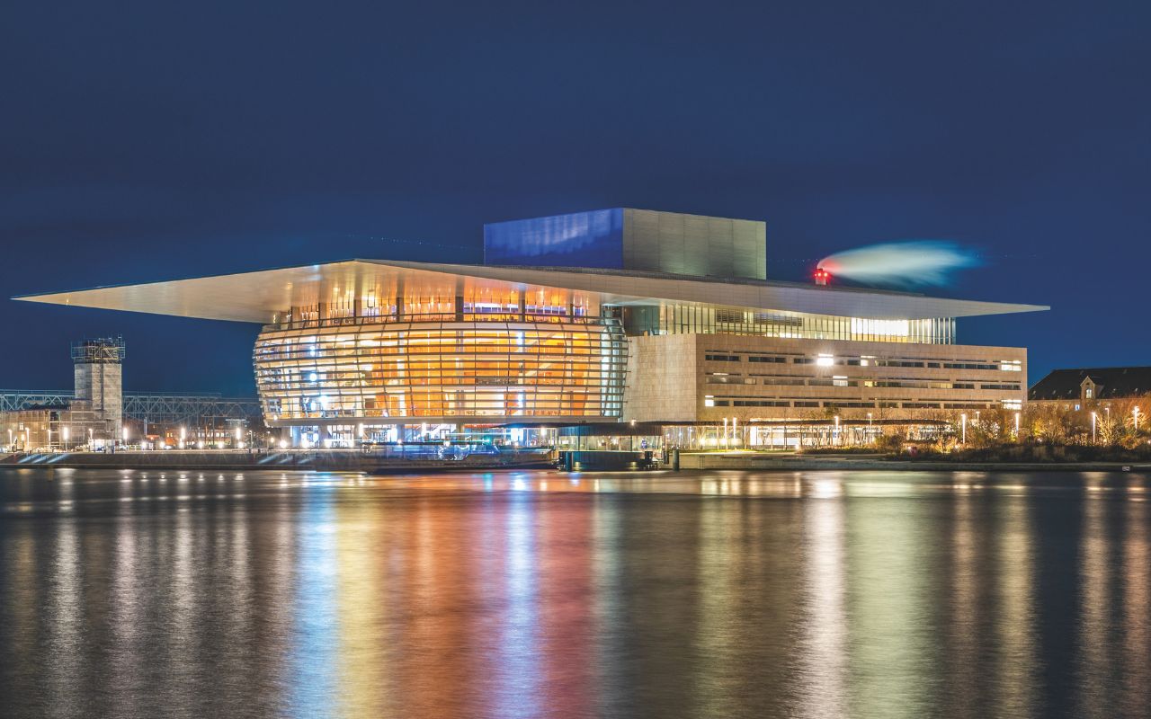 Il Teatro dell’Opera di Copenaghen è una meraviglia che occupa una superficie di 41.000 metri quadrati