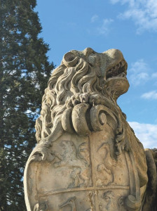 Viaggio Poznań + Breslavia - Il leone in pietra con le insegne araldiche vigila all’ingresso del castello di Ksiaz