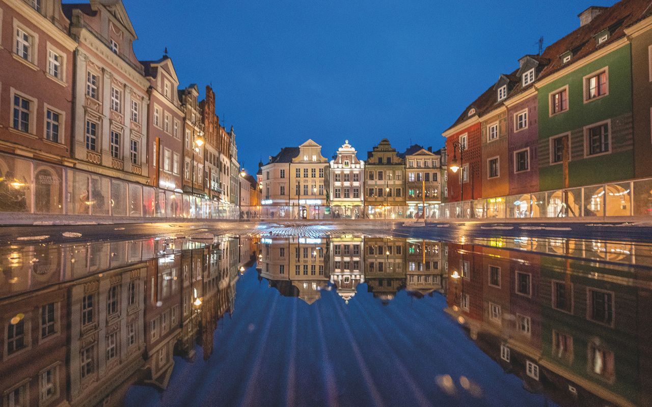 Viaggio Poznań + Breslavia - Le luci della notte esaltano i colori pastello delle case in piazza del Mercato Vecchio