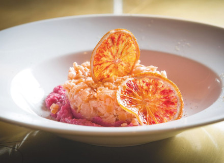 Maxelâ, primavera in scena - Tartare di salmone aromatizzato agli agrumi su purea di patate viola