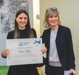 Fondazione Venesio - Wilma Borello con Teresa Orecchia, vincitrice della borsa di studio “110² = 110 (premi a Giovani Talenti) x 110 (anni di Banca del Piemonte)”