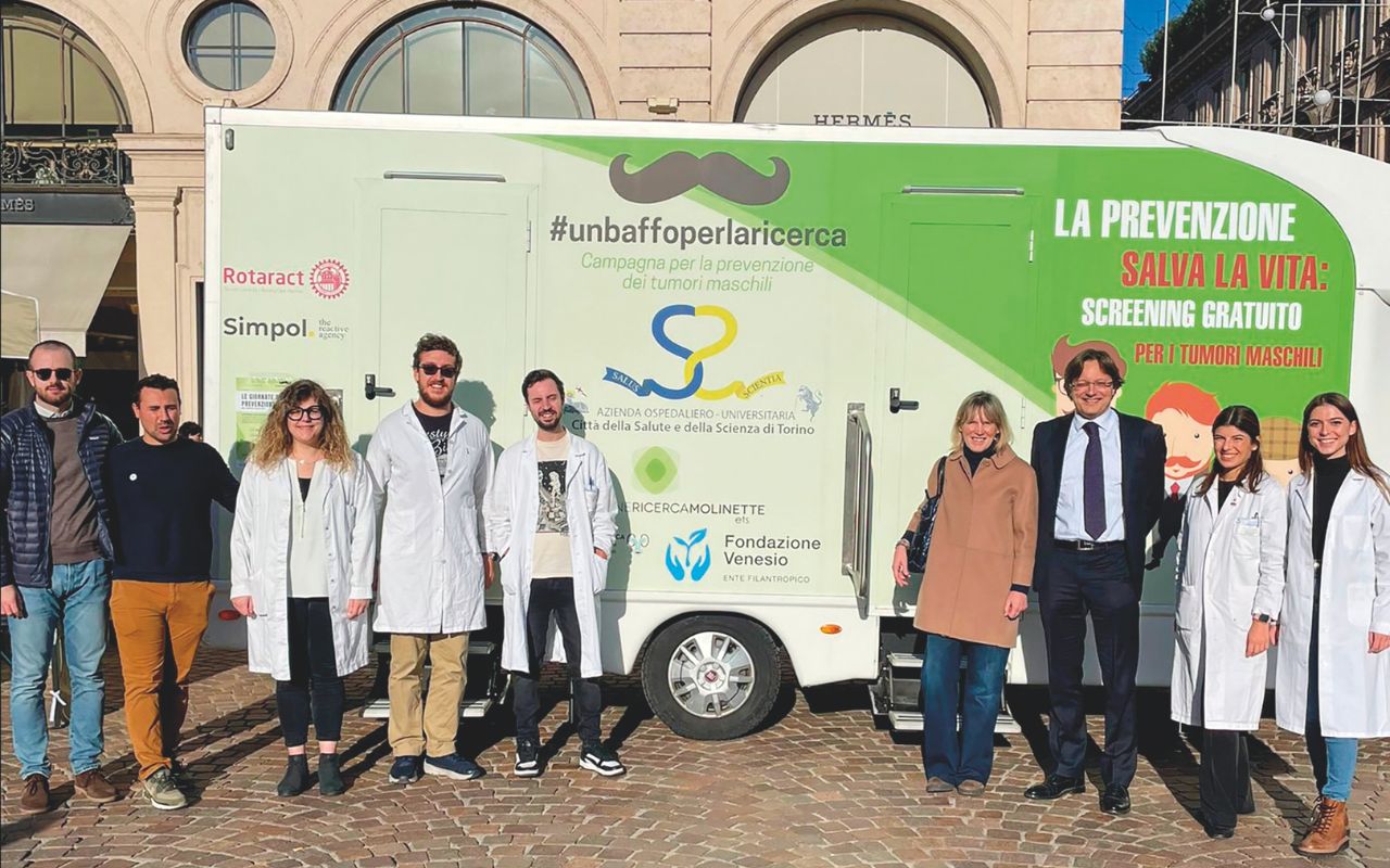 Fondazione Venesio - Wilma Borello con il prof. Paolo Gontero, direttore della Clinica Urologica Ospedale Molinette e il suo team