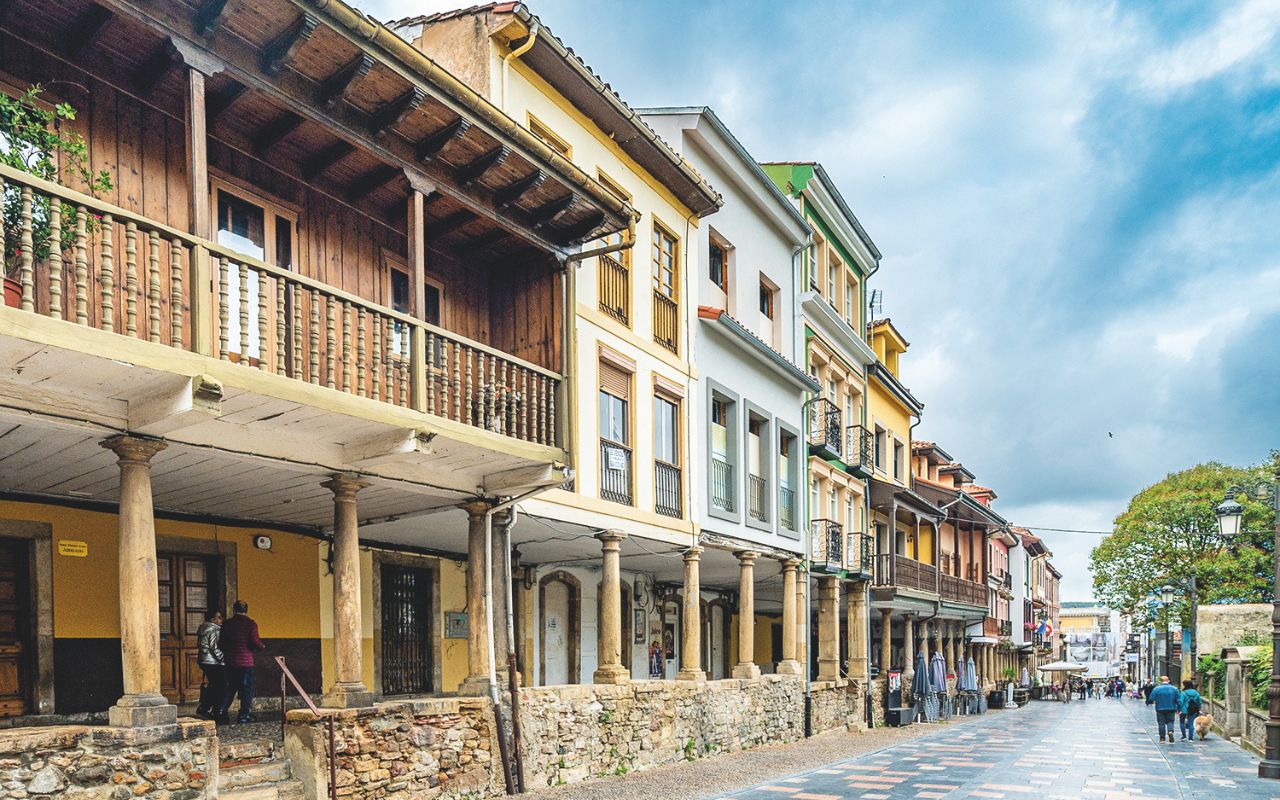 Asturie - La caratteristica più peculiare della città vecchia è la presenza di porticati che sorreggono le verande tradizionali