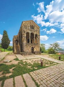 Asturie - La chiesa di Santa Maria del Naranco, panoramicamente posizionata a quattro chilometri da Oviedo