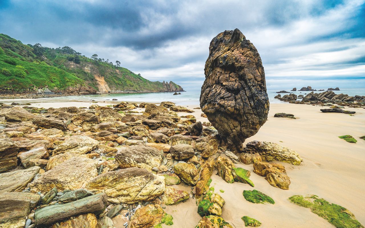 Asturie - Tre metri di altezza per questo menhir di pietra che si alza dalla spiaggia