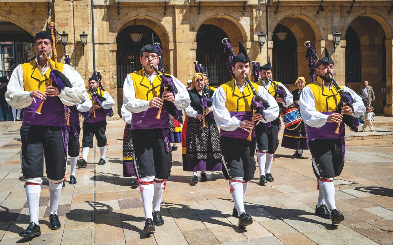 Asturie - Un gruppo di suonatori di Gaita, la cornamusa asturiana, strumento che rimanda alle origini celtiche