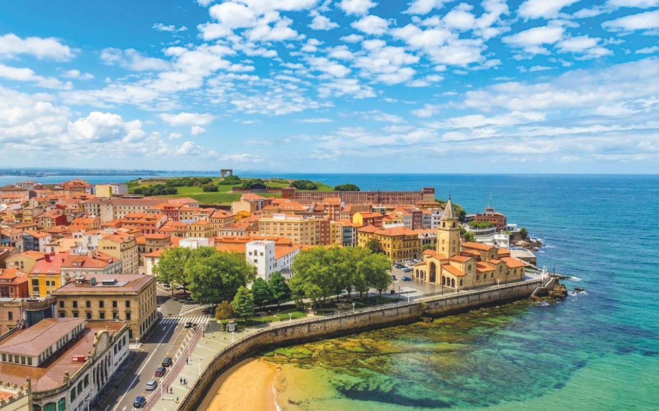 Asturie - Veduta aerea di Gijón, dalla quale si percepisce in modo evidente la natura marina della città