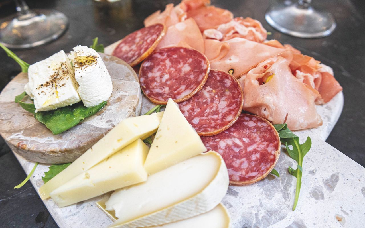 Aperitivo alla Vineria Rabezzana - Tagliere salumi e formaggi, un classico degli aperitivi