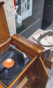 Aperitivo alla Vineria Rabezzana - Tutto il fascino del vinile
