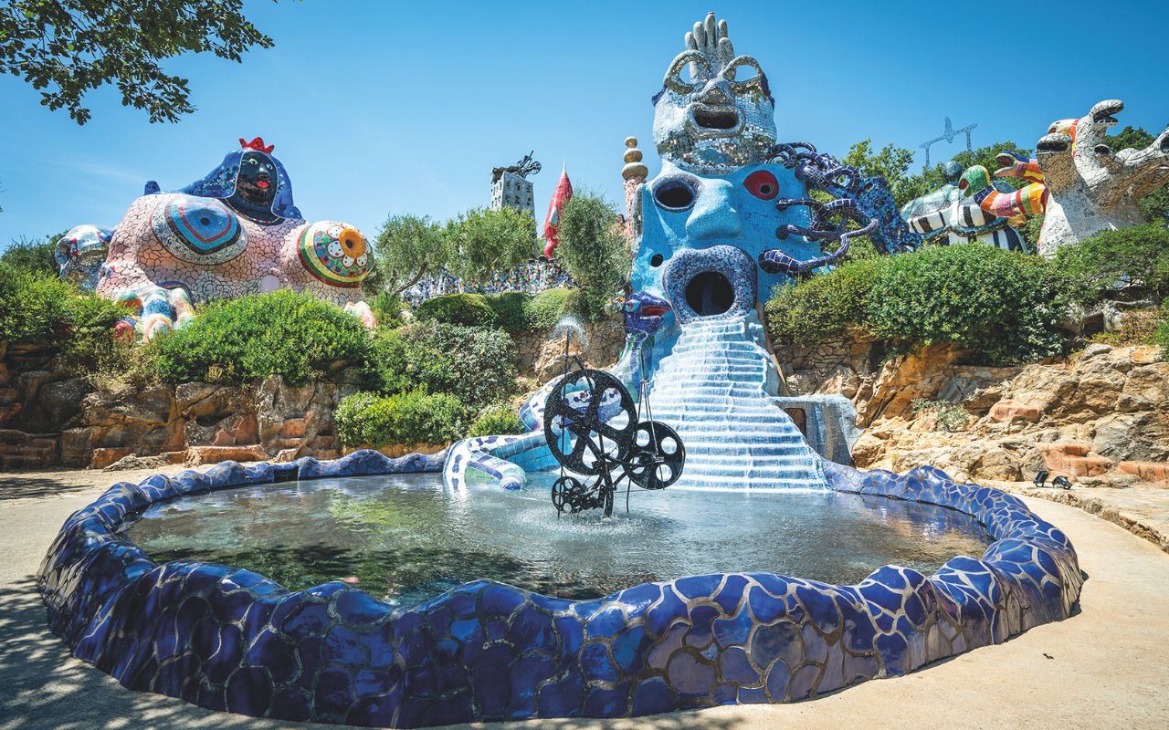 Toscana, i borghi della meraviglia - Il Giardino dei Tarocchi di Niki de Saint Phalle è un giardino delle meraviglie, dove le sculture si incurvano e sembrano crescere dalla terra co