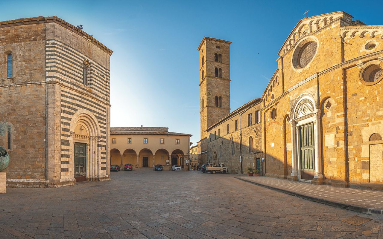 Toscana, i borghi della meraviglia - La Cattedrale di Santa Maria Assunta e il Battistero di San Giovanni si fronteggiano emblematicamente