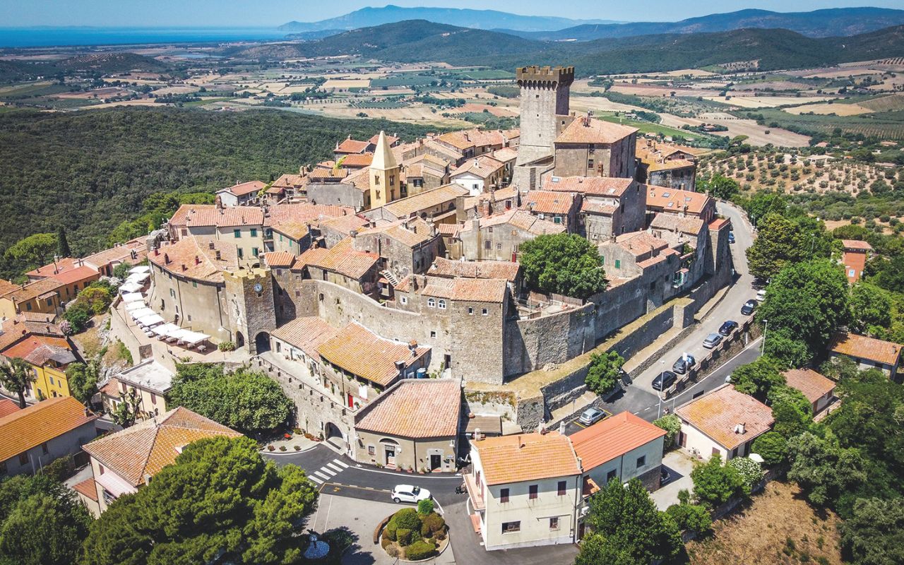 Toscana, i borghi della meraviglia - L’abitato medioevale di Capalbio è organizzato per cerchi concentrici