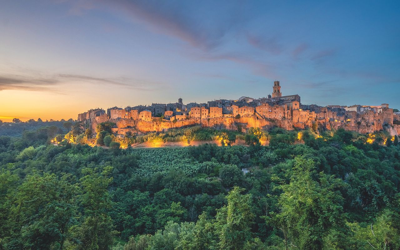 Toscana, i borghi della meraviglia - Nell’ora blu e dopo il tramonto l’abitato di Pitigliano si svela in una dimensione fatata