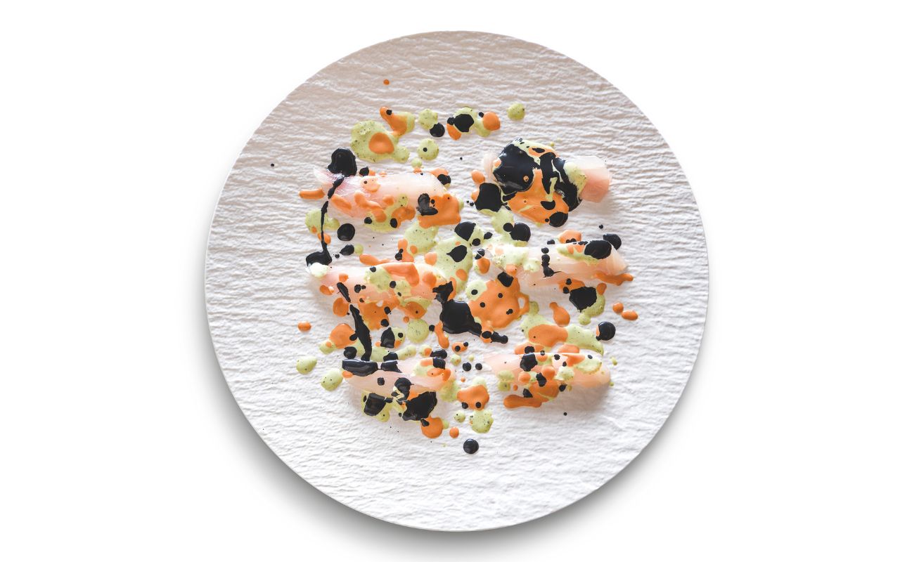 Tratto - Carpaccio di pescato, aceto di lampone ed emulsioni al pomodoro, nero di seppia e prezzemolo